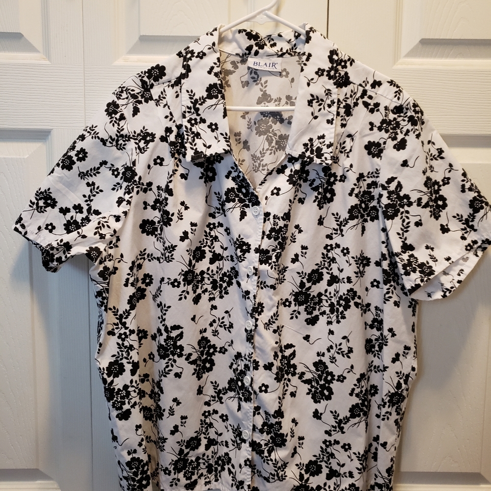 Blair White with Black Flowers Short Sleeve Top